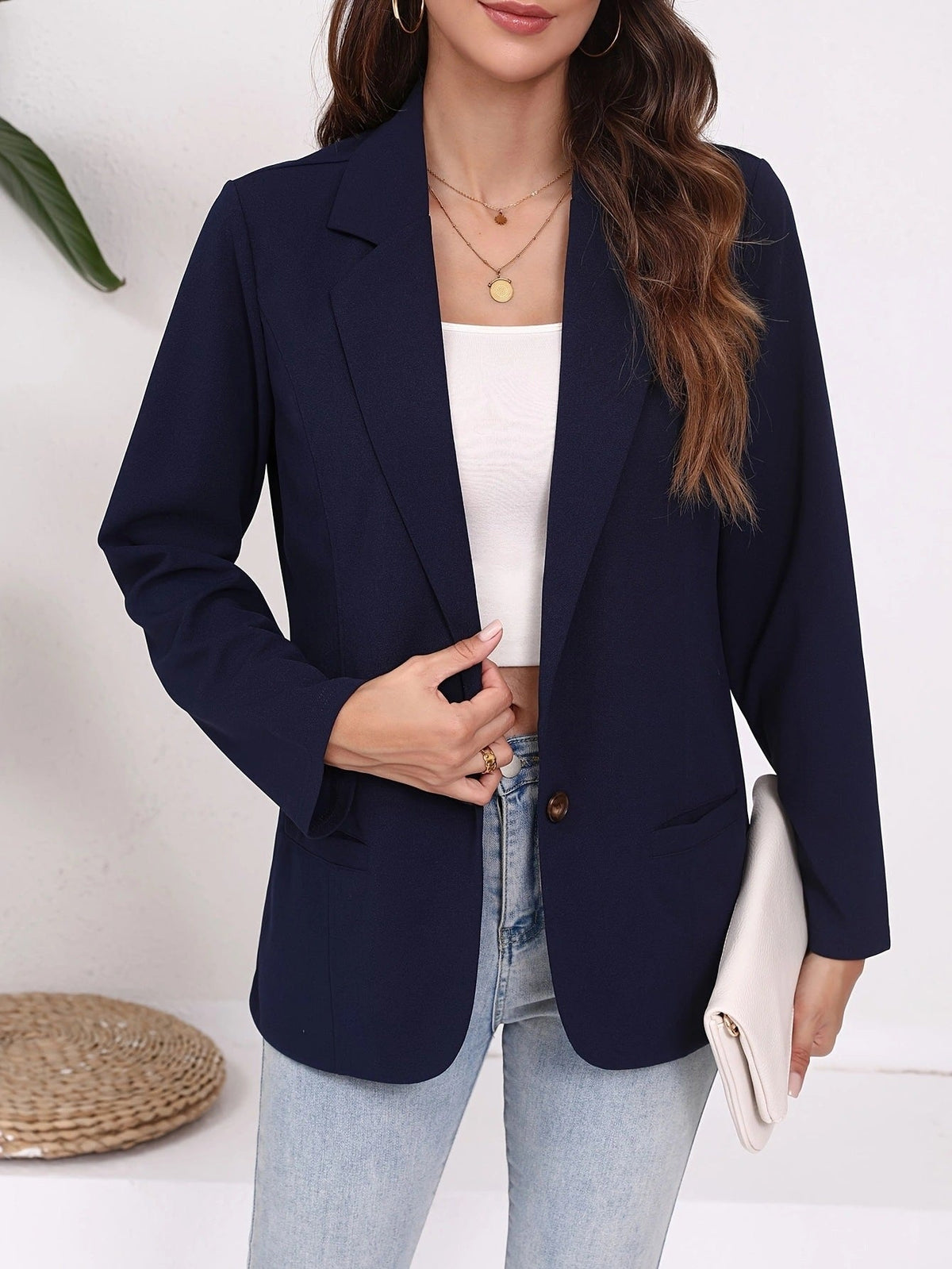 Women's Elegant Blazer with Timeless Cut and Practical Pockets