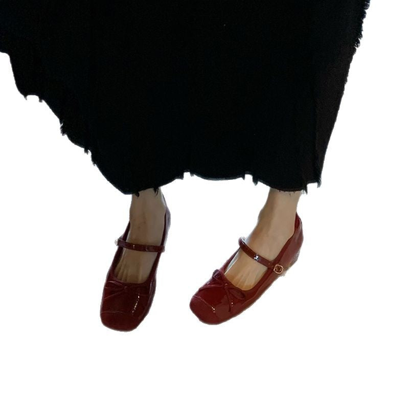 Women's Ballet Flats with Elegant Strap and High-Quality Patent Leather