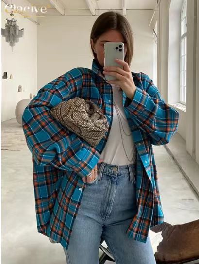 Women's Long-Sleeve Shirt in Casual Plaid