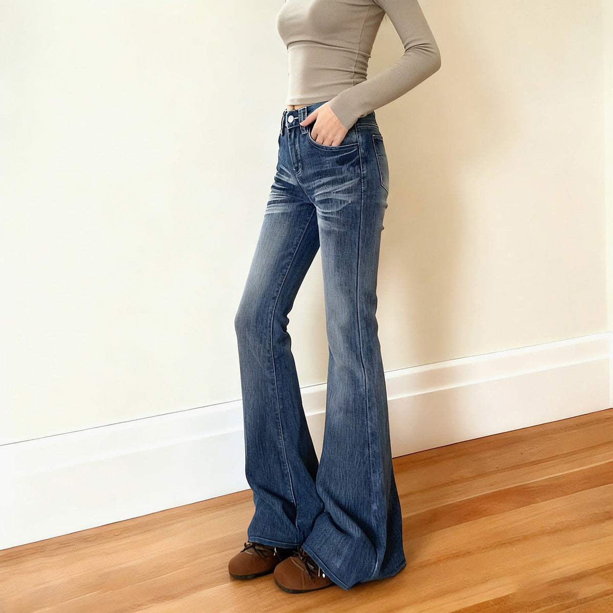 Women's Flared Jeans in Casual Vintage Style with High Waist and Stylish Washes