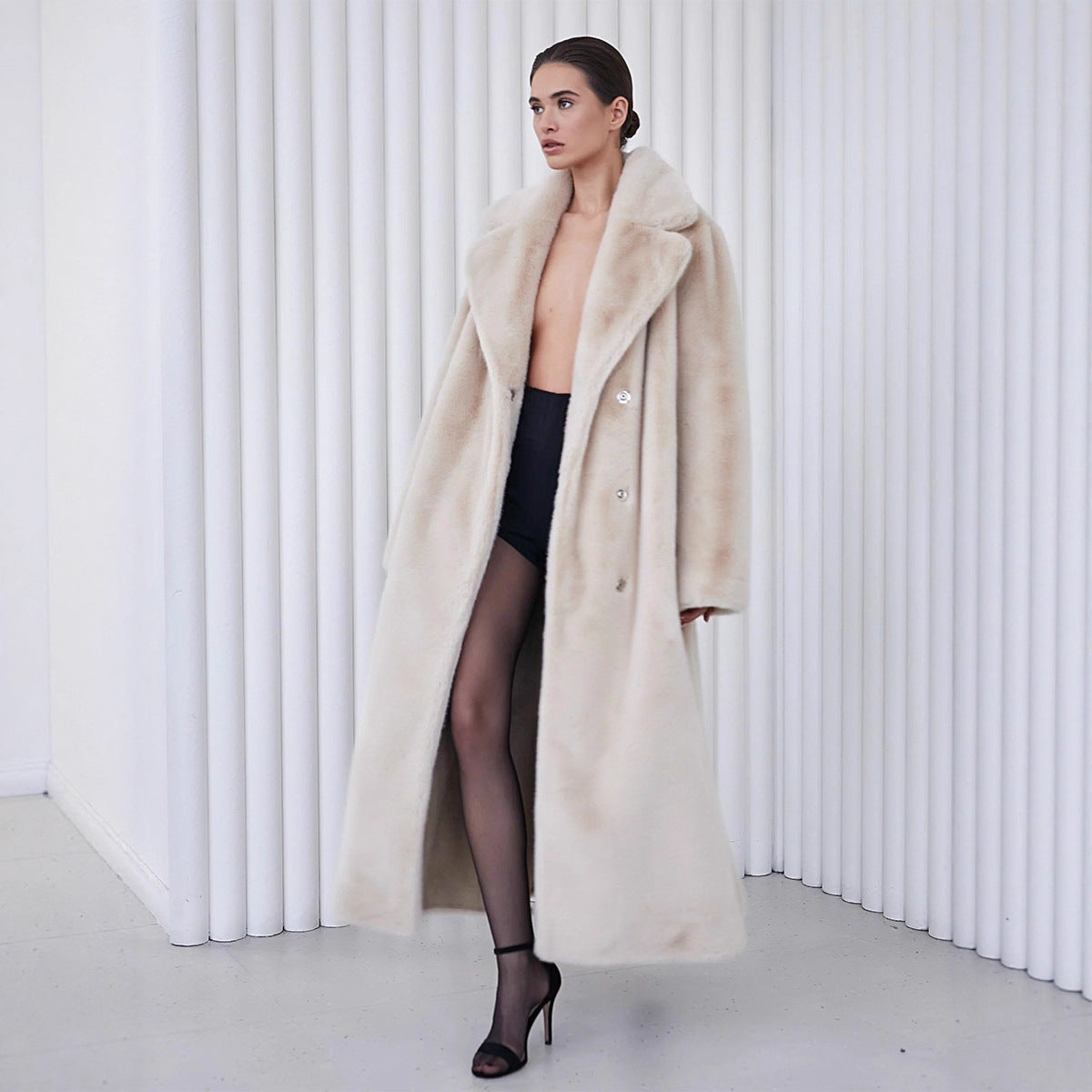 Elegant Lined Winter Coat with Wide Lapels