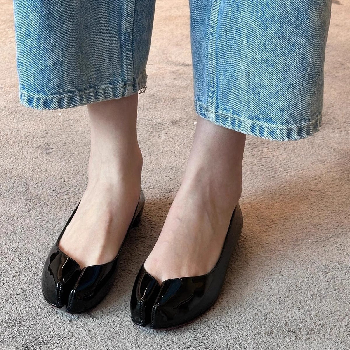Women's Ballet Flats with Elegant High-Gloss Finish and Comfortable Strap