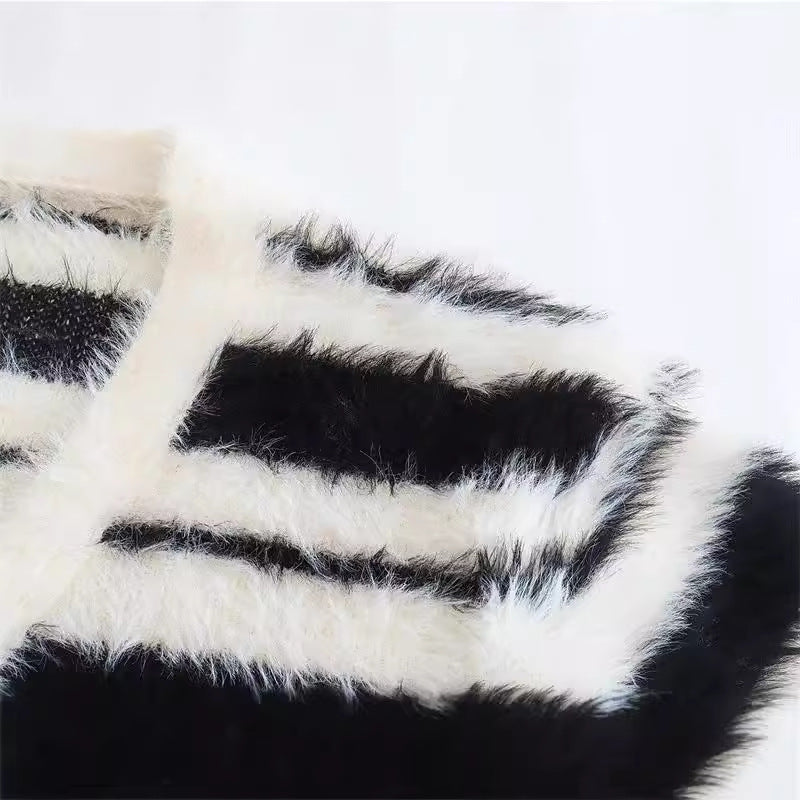 Cozy Women's Knit Cardigan with Modern Striped Pattern