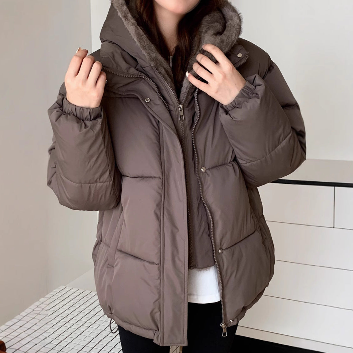 Fashionable Puffer Jacket with Detachable Faux Fur Collar and Pockets