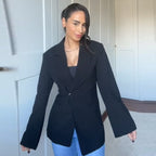 Elegant Women's Blazer with Tailored Cut and Practical Pockets