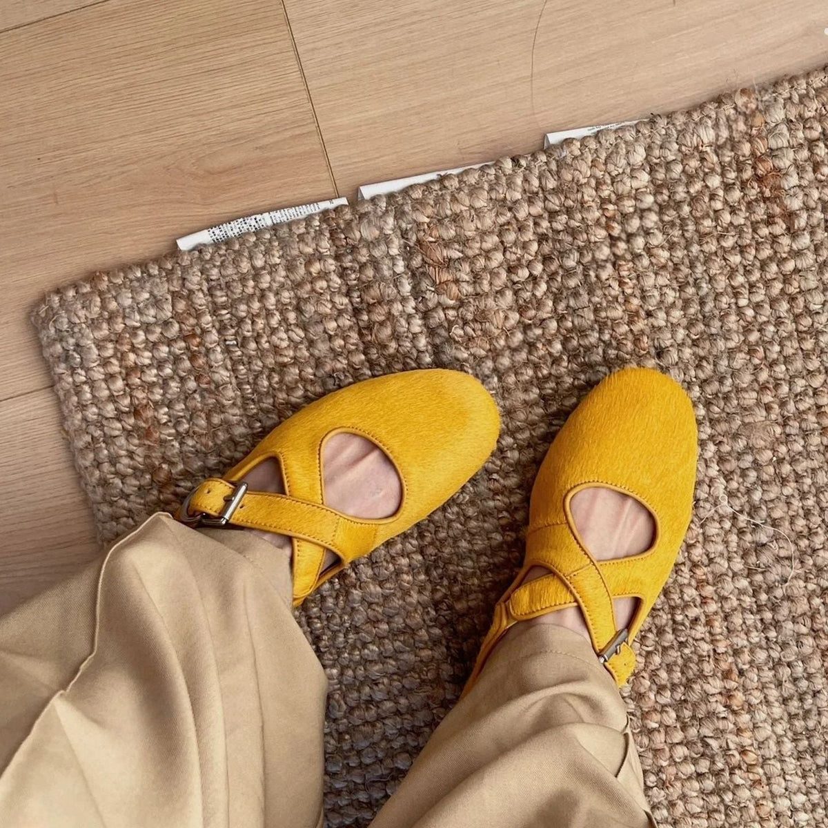 Women's Ballet Flats with Elegant Strap and Curved Shape