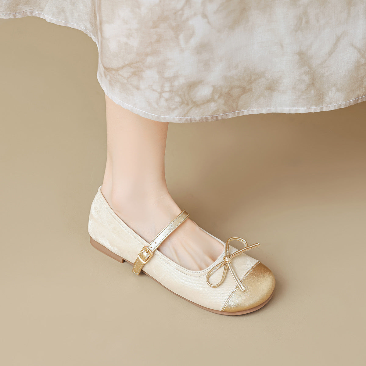 Women's Ballet Flats with Decorative Strap and Elegant Bow