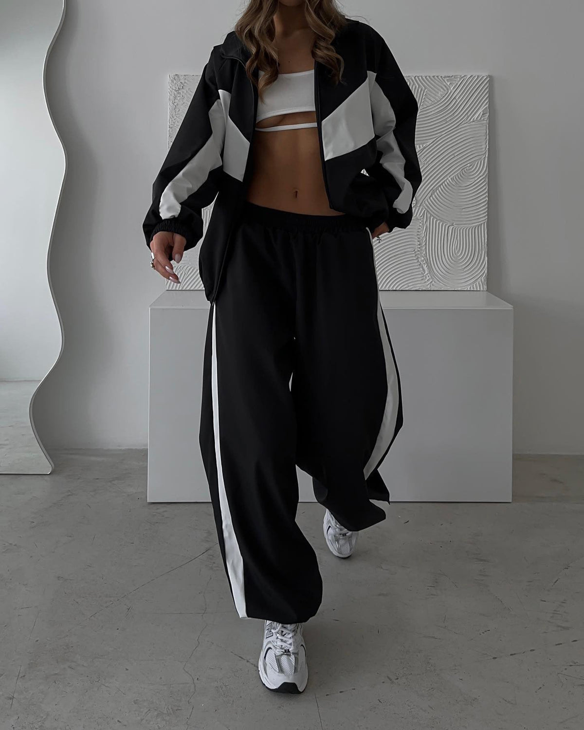 Women's Sporty Two-Piece Set with Track Jacket and Wide Pleated Pants