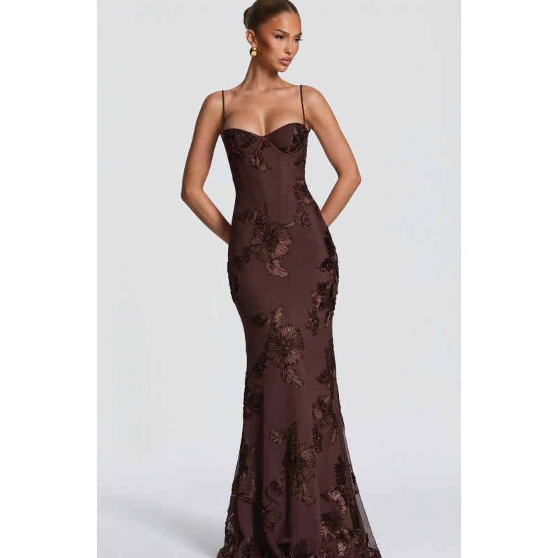 Elegant Evening Dress with Floral Lace and Form-Fitting Cut