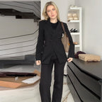 Elegant Women's Blazer with Tailored Cut and Practical Pockets