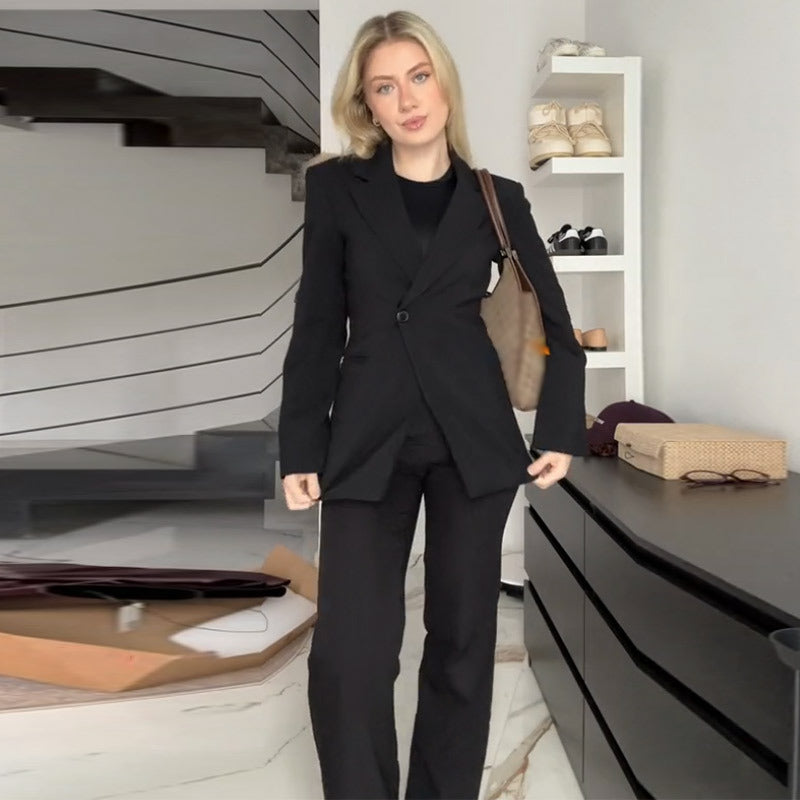 Elegant Women's Blazer with Tailored Cut and Practical Pockets