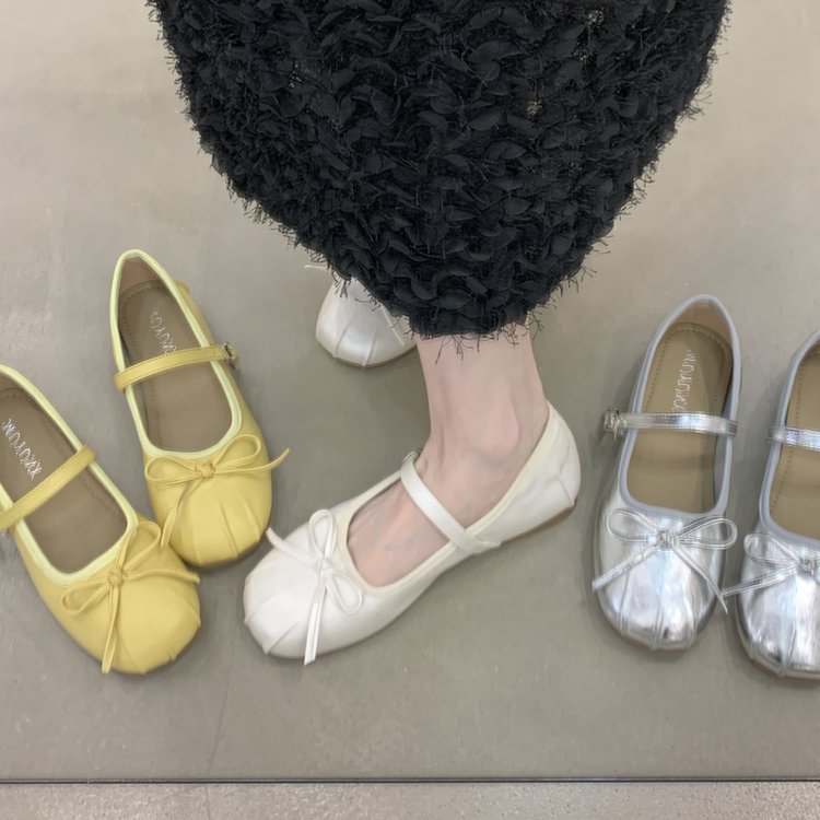 Women's ballet flats with decorative strap and comfortable footbed