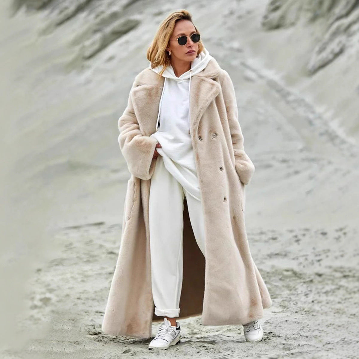 Elegant Lined Winter Coat with Wide Lapels