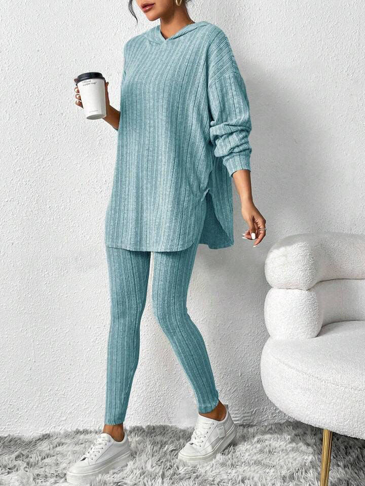 Women's Casual Lounge Outfit with Oversized Sweater and Leggings