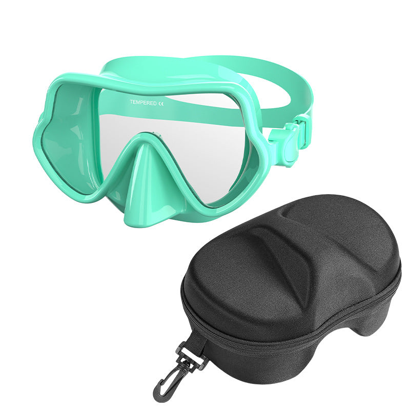 Diving mask with wide field of vision