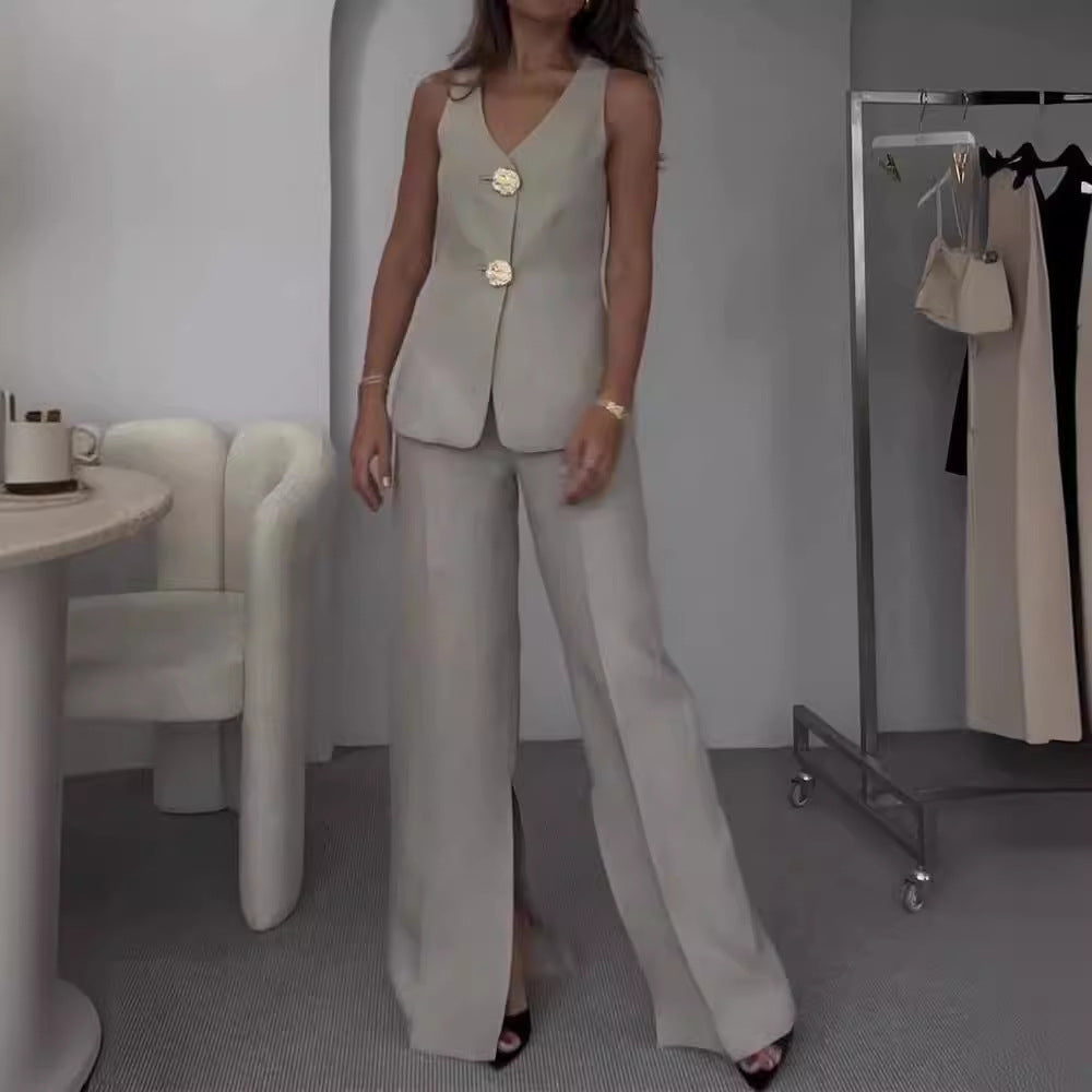 Women Suit with Tailored Cut and Elegant Button Detailing