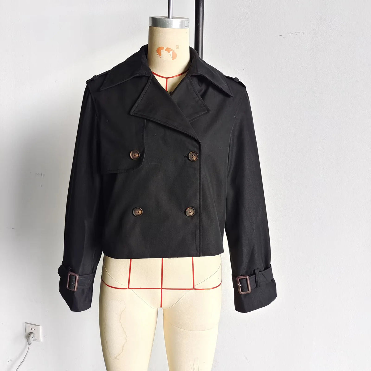 Women's Cropped Trench Coat with Double-Breasted Closure and Adjustable Sleeves