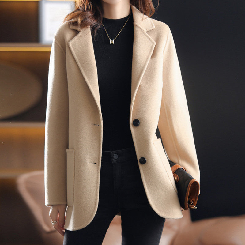 Women's Elegant Wool Blazer with Classic Lapels and Structured Fit