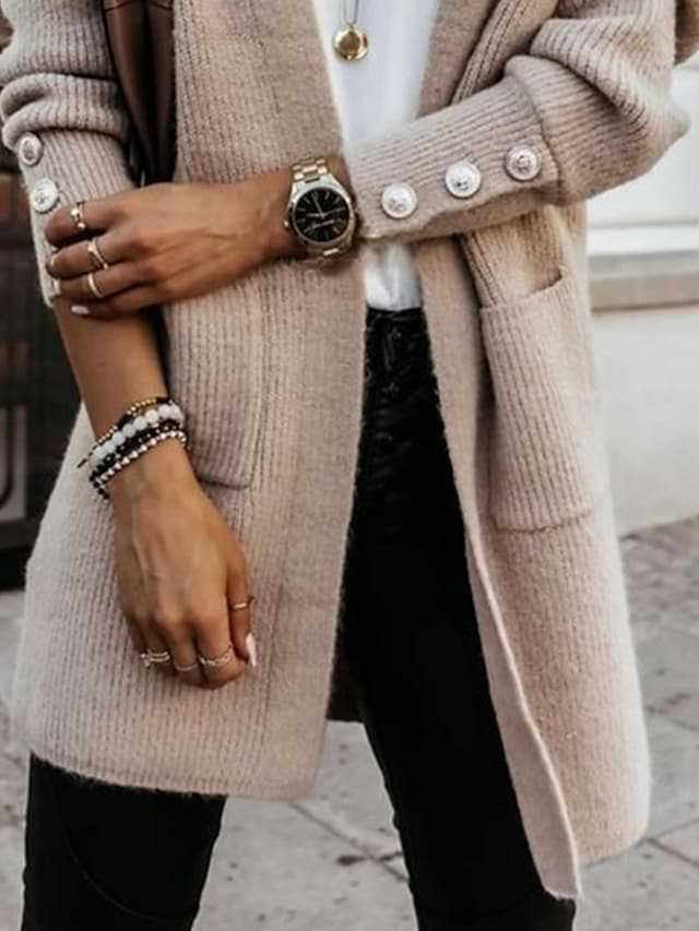 Elegant Knit Cardigan with Button Details and Pockets