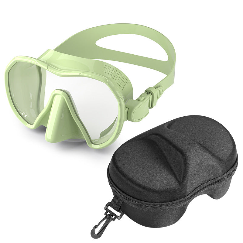 Diving mask with wide field of vision