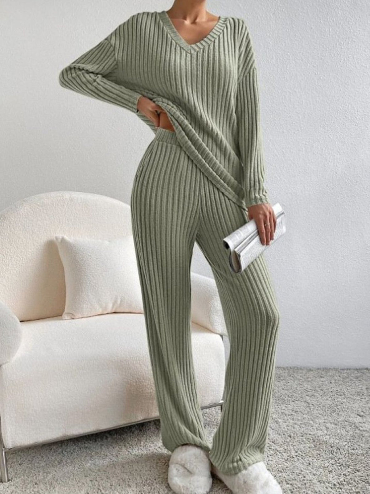 Women's Comfortable Knit Suit in Modern Ribbed Design