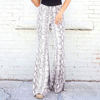 Women's Flared Leggings in Elegant Snakeskin Print