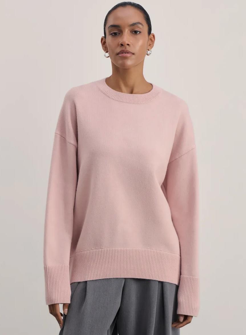Women's Comfortable and Elegant Knit Sweater with Dropped Shoulders and Ribbed Cuffs