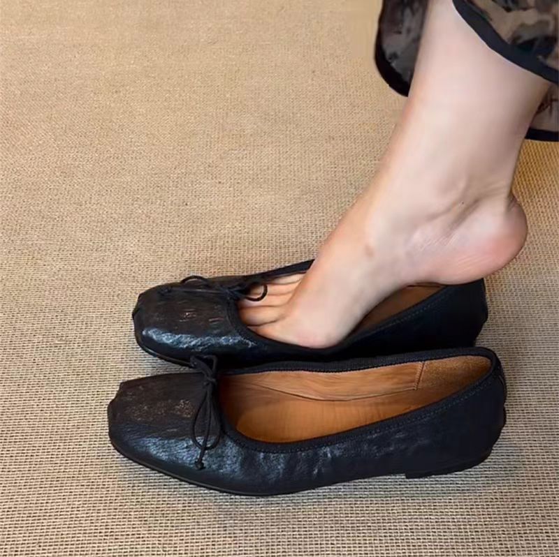 Women's Ballet Flats with Elegant Bow Detail and Soft Leather