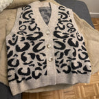 Women's Patterned Knit Vest with Button Closure and Pockets