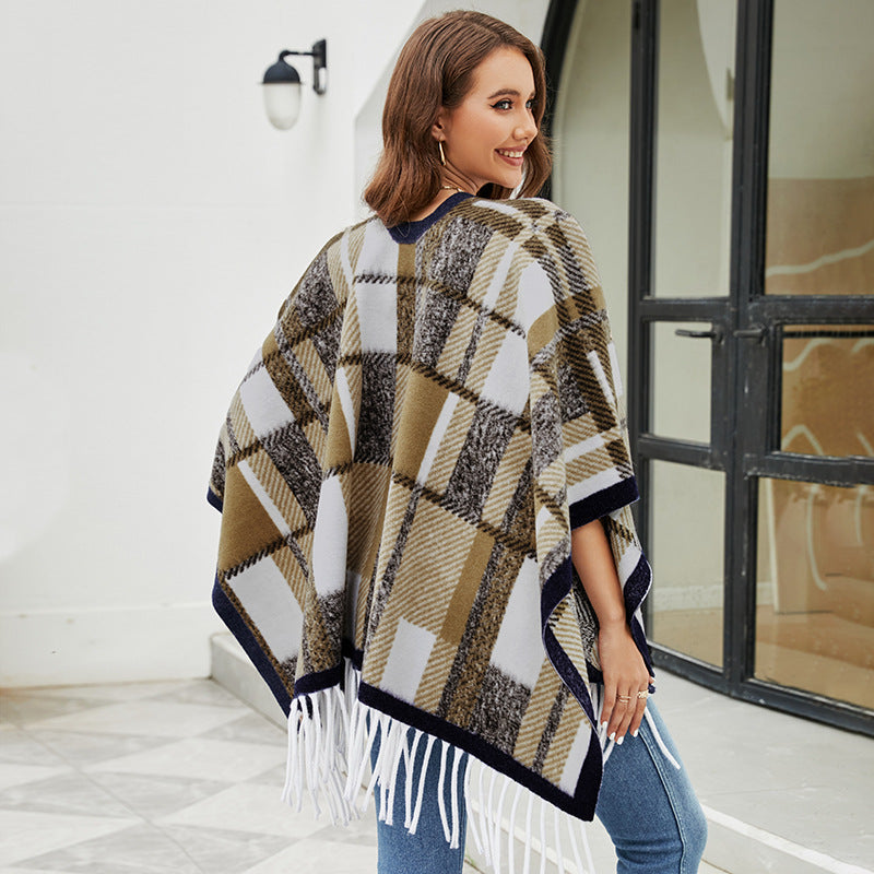 Elegant Poncho with Modern Plaid Pattern and Fringe