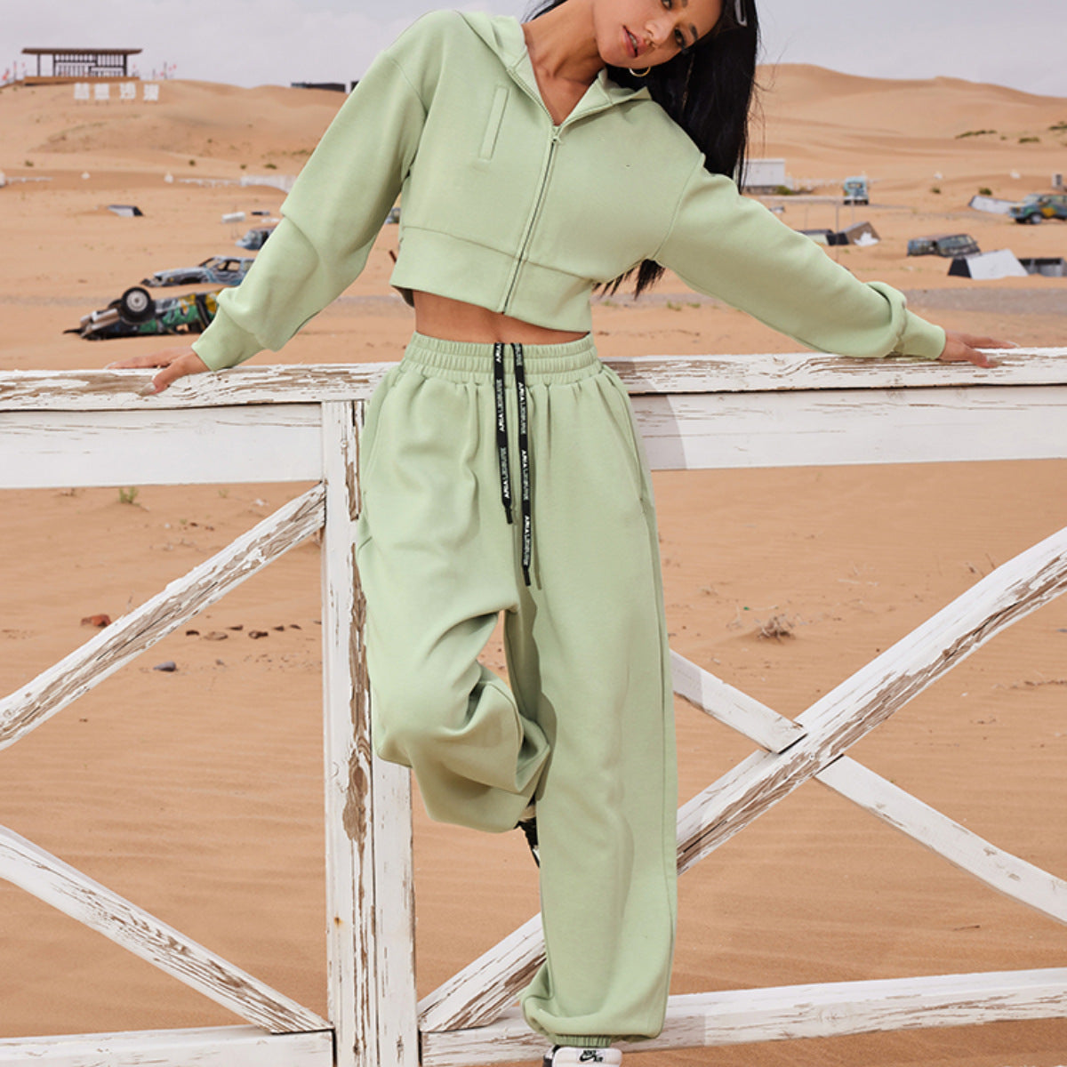 Women's Fashionable Cropped Sweat Set with Practical Pockets and Elastic Waistband