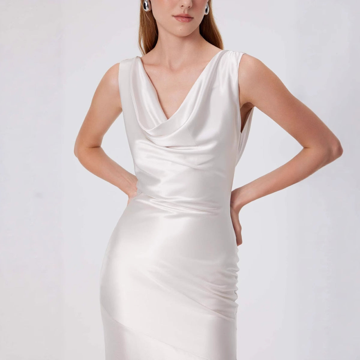 Elegant Evening Dress with Flowing Satin and Refined Neckline