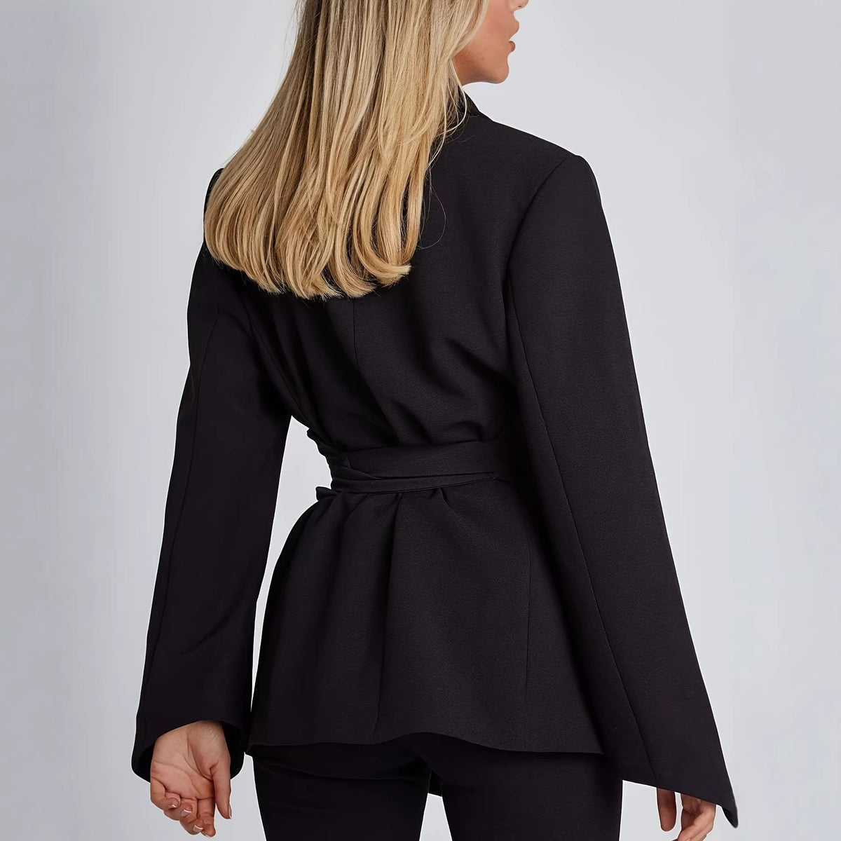 Women's Elegant Blazer with Tailored Cut and Belt
