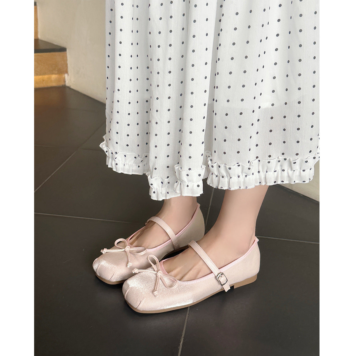 Women's Ballet Flats with Elegant Strap Design and Decorative Bow Accent