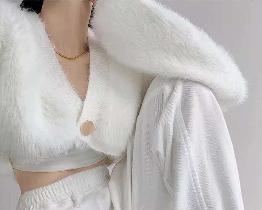 Women's Cropped Cardigan with Voluminous Sleeves and Button Detail