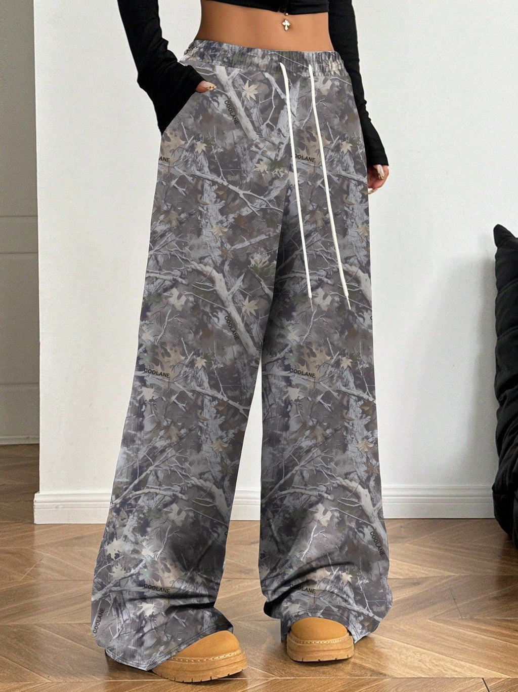 Women's High-Waisted Cargo Pants with All-Over Pattern