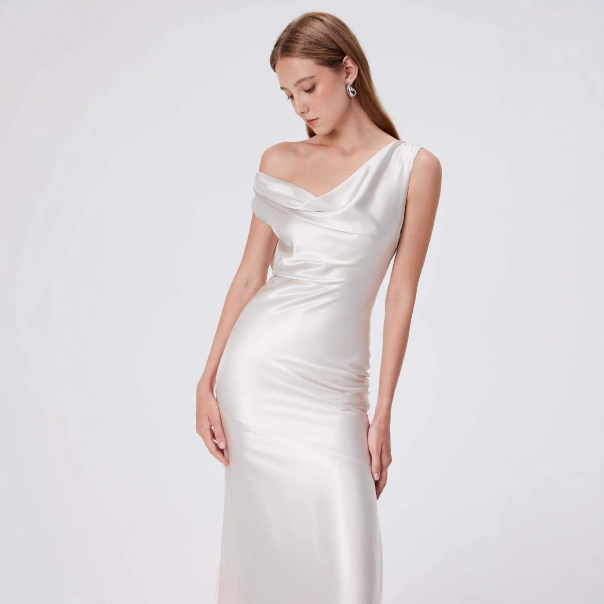 Elegant Evening Dress with Flowing Satin and Refined Neckline