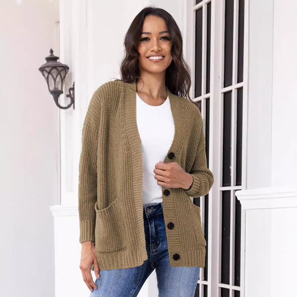 Women's Chunky Knit Cardigan with Practical Pockets and Elegant Button Details