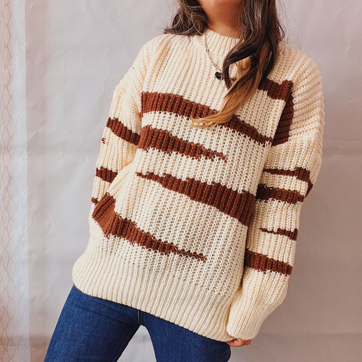 Women's Chunky Knit Sweater with Luxurious Pattern and Form-Fitting Cut
