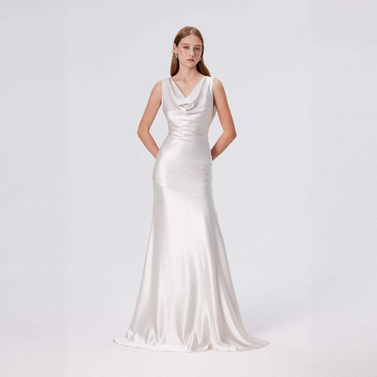 Elegant Evening Dress with Flowing Satin and Refined Neckline