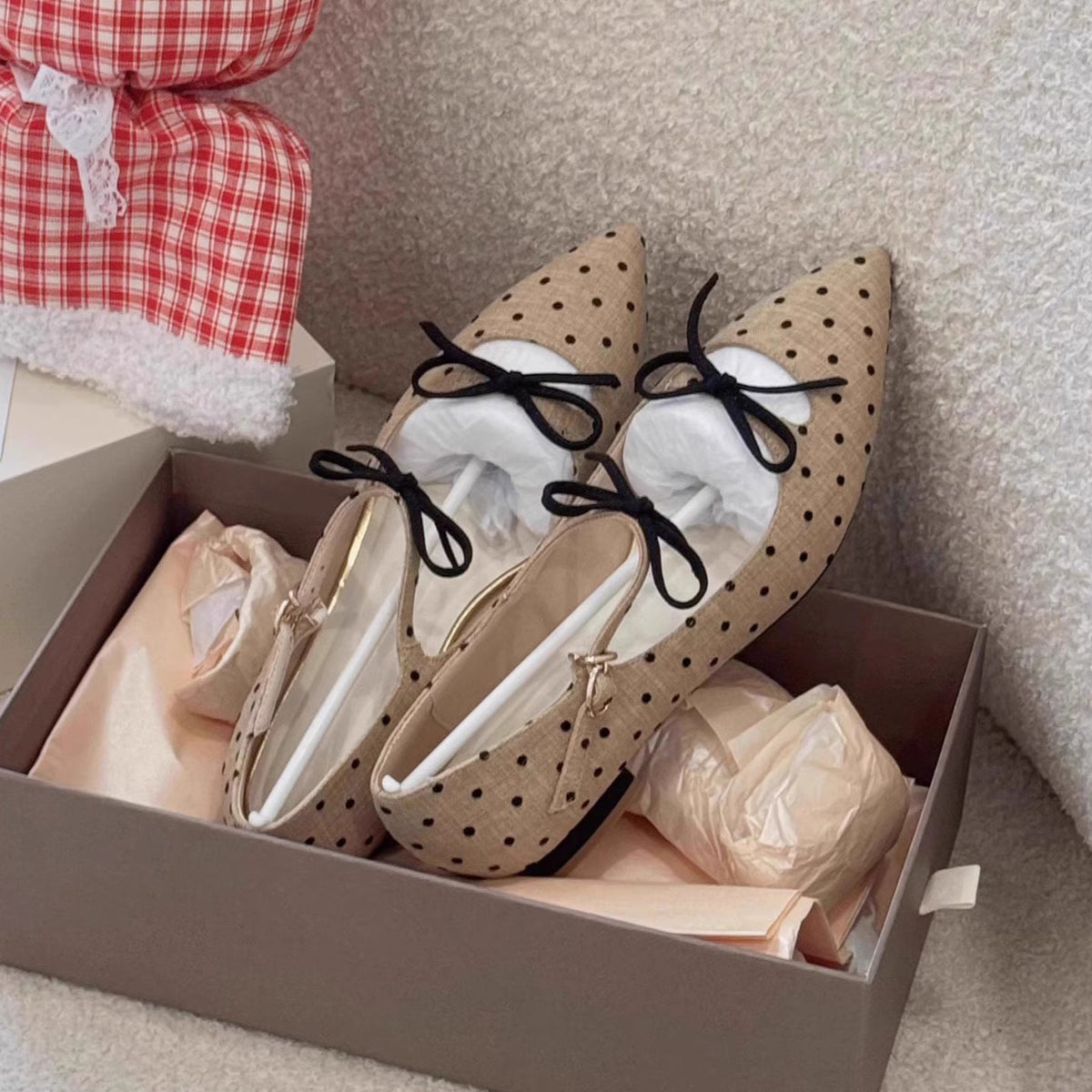 Women's Ballet Flats with Dot Pattern and Bow Accent