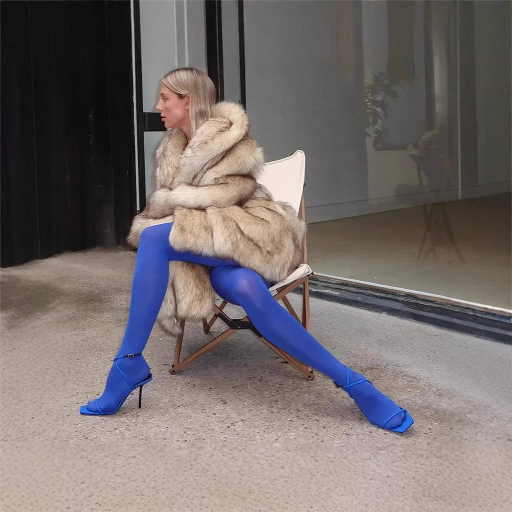 Women's Luxurious Faux Fur Coat with Voluminous Collar