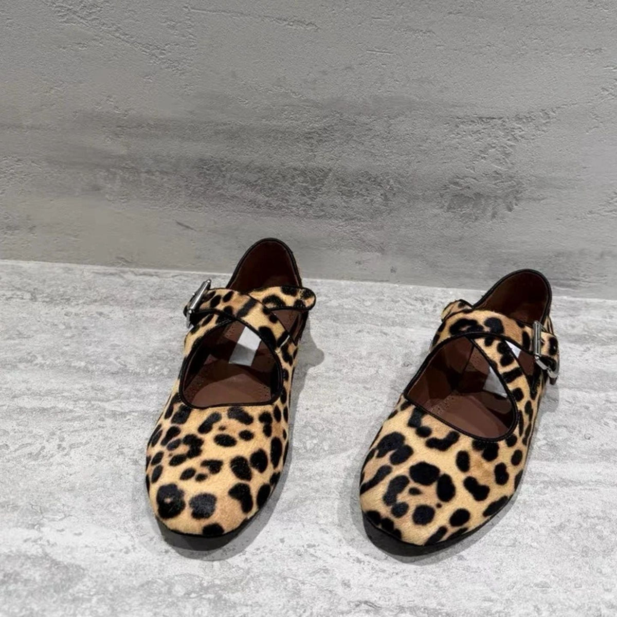 Women's Ballet Flats with Elegant Strap and Curved Shape