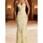 Elegant Evening Dress with Floral Lace and Form-Fitting Cut