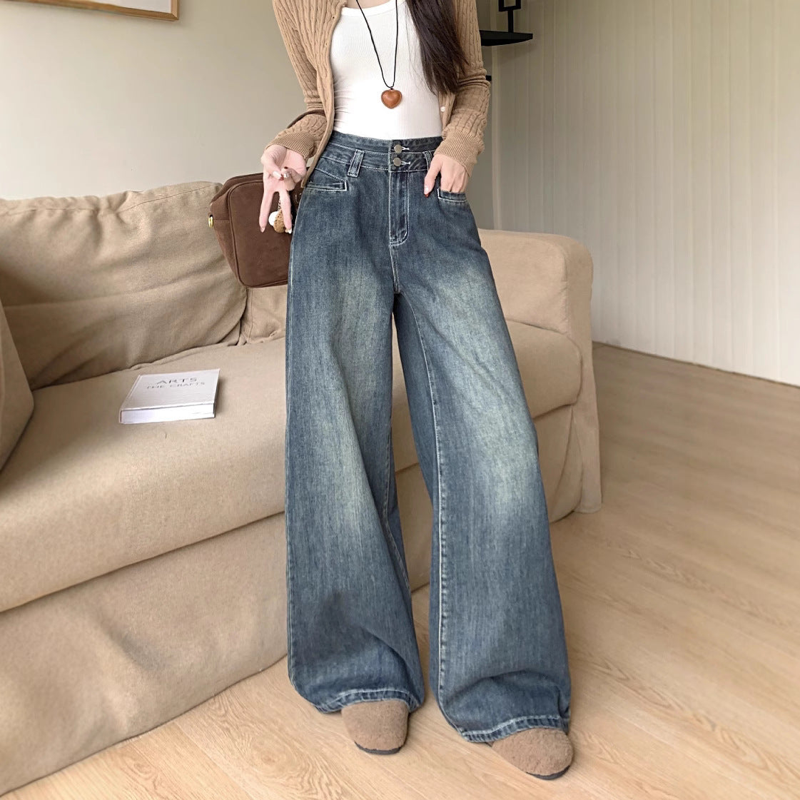 Women's Comfortable High-Waist Wide-Leg Jeans with Button Detail and Modern Pockets