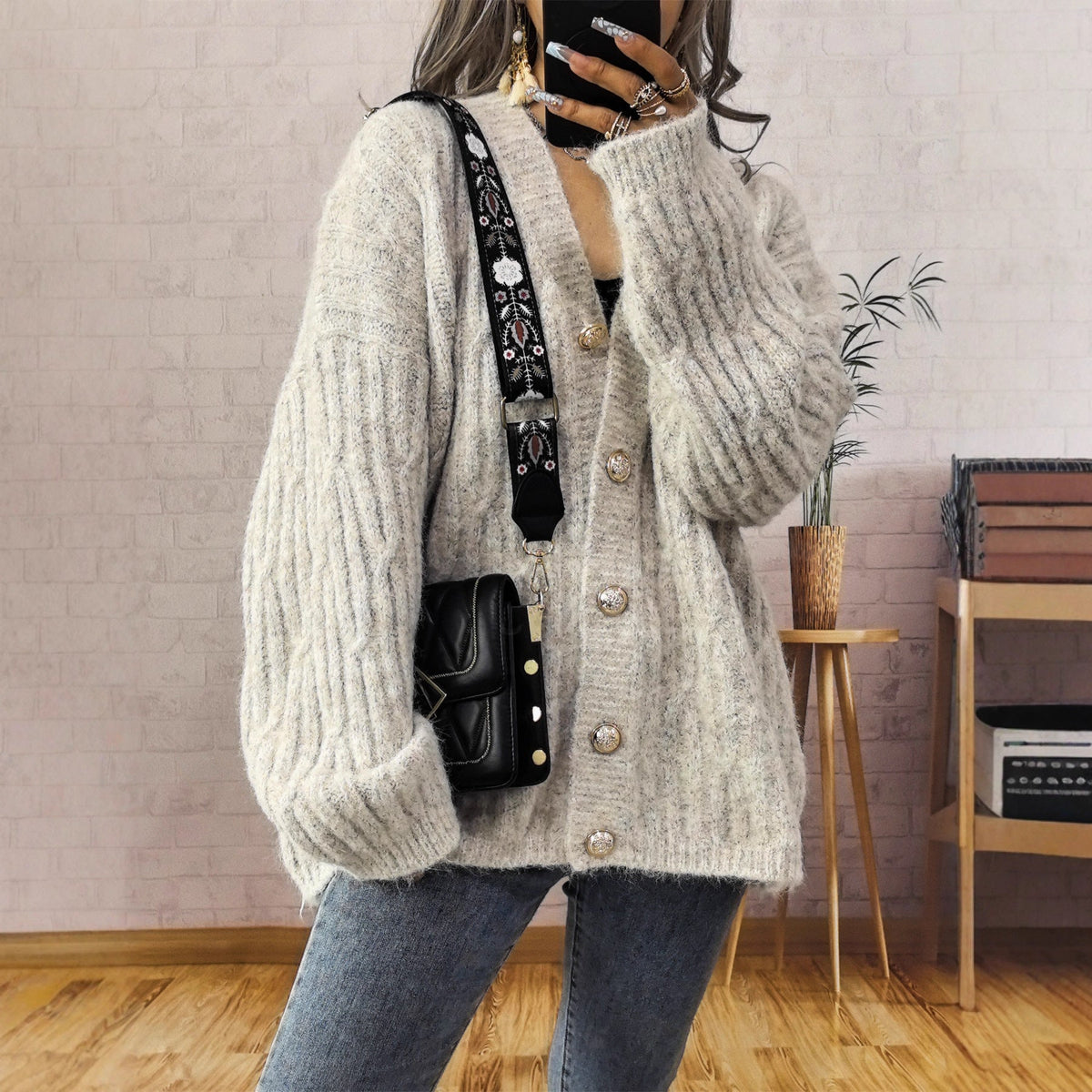 Women's Chunky Knit Cardigan with Fashionable Buttons and Relaxed Fit