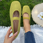 Women's ballet flats with elastic strap and elegant cut
