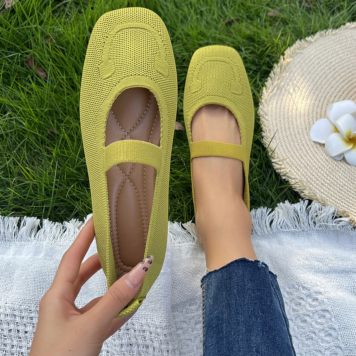 Women's ballet flats with elastic strap and elegant cut