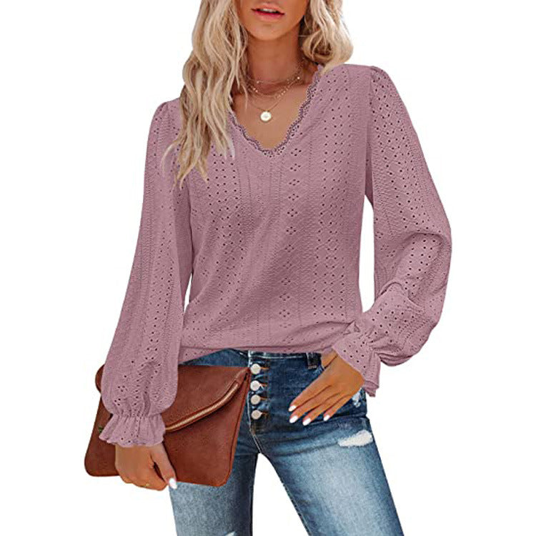Women's Blouse with Romantic Cut and Detailed Embroidery