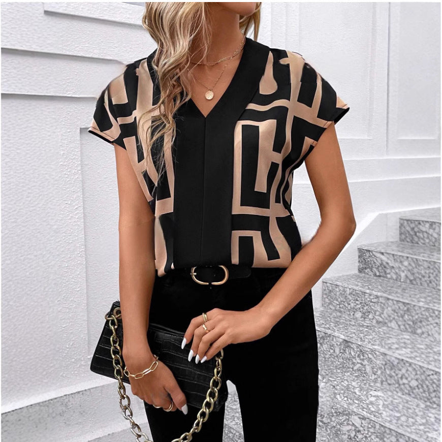 Women's Elegantly Cut Blouse with Modern Graphic Pattern